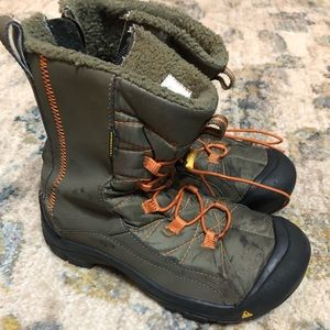 Used kids Keen Snow Boots Size 5